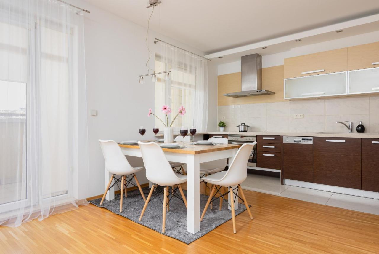 Spacious Palac Jana Iii Wilanow By Renters Warschau
