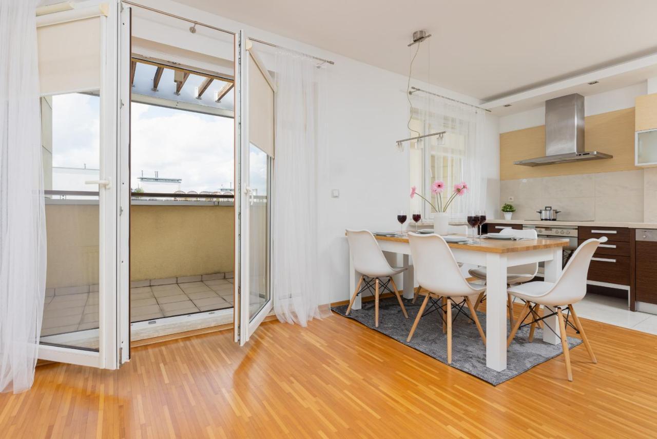 Spacious Palac Jana Iii Wilanow By Renters * Warschau